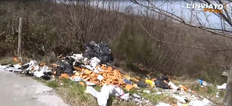 VIDEO/ L’inviato Speciale – I boschi pieni di eternit e rifiuti speciali ad Aiello