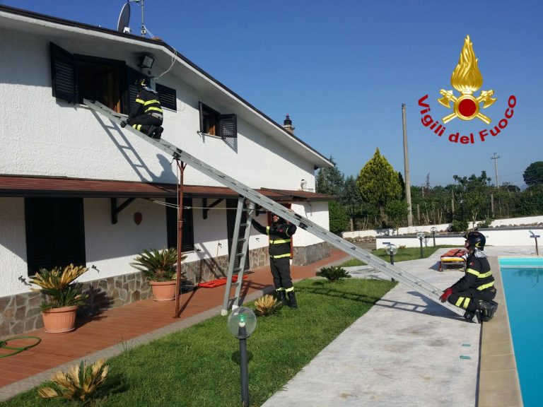 VIDEO/ Cade e resta bloccato in casa: 40enne salvato dai Vigili del Fuoco