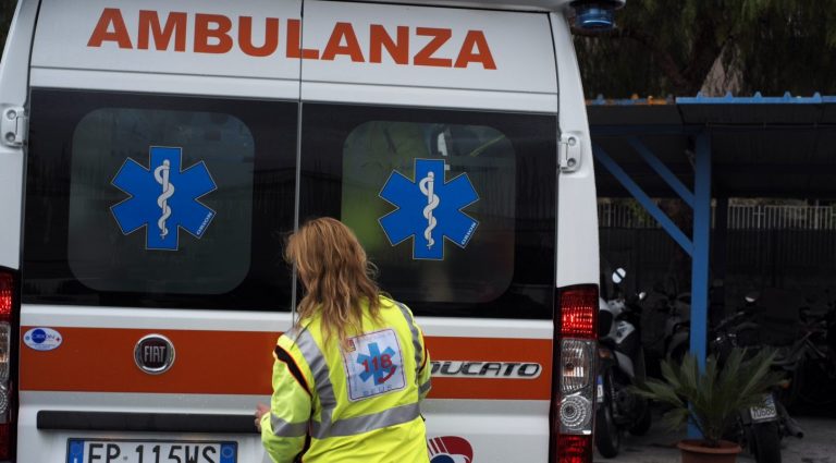 Si accascia al volante e finisce contro il guardrail, camionista muore sull’A16