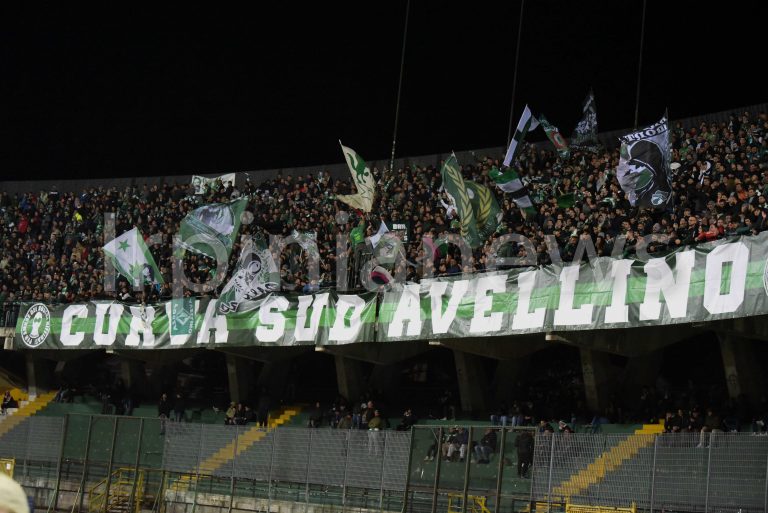 Invasione biancoverde a Carpi: la Curva Sud invoca l’esodo salvezza
