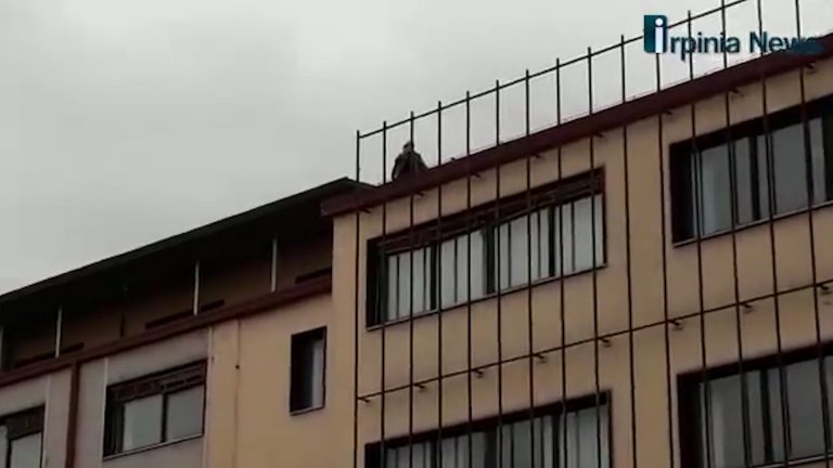 VIDEO/ Rabbia dei parcheggiatori, salgono sul tetto del Comune: “Basta prese in giro”
