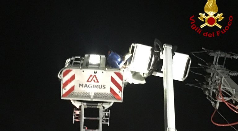 VIDEO/ Operai Enel bloccati a quindici metri d’altezza: salvati dai caschi rossi