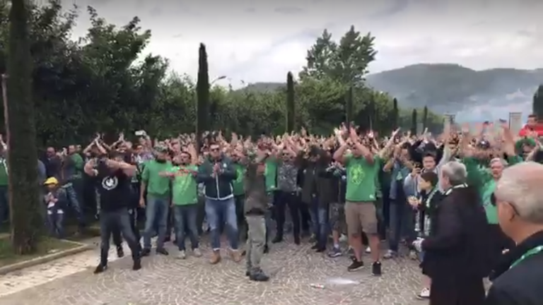 VIDEO/ Avellino in campo con la carica pre-partita della Curva Sud