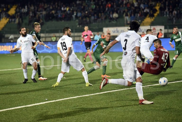 Castaldo, urlo sulla salvezza: l’Avellino supera lo Spezia