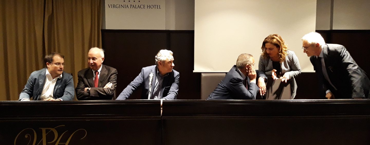 Il pericolo 5 Stelle unisce il Pd. De Luca e De Caro: “Tutti insieme in città”. Ma Repole attacca D’Amellio