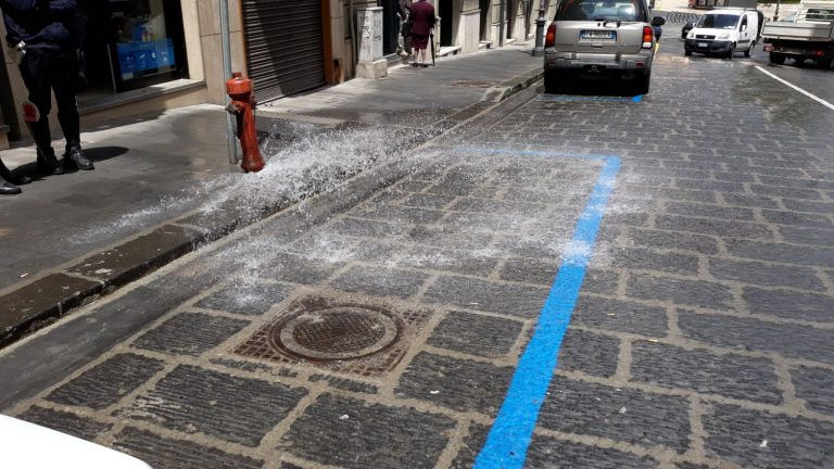 VIDEO-FOTO/ Salta un idrante nei pressi di Piazza Libertà, allagata la strada