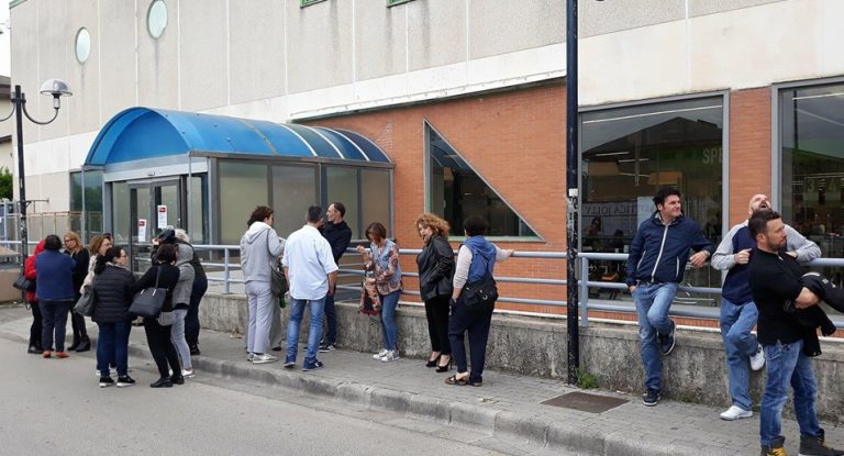 VIDEO/ Ipercoop, la rabbia dei lavoratori: “Non molliamo, vogliamo garanzie”