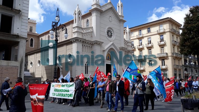 FOTO/ Ipercoop, i lavoratori sfilano in città. Rischio 50% esuberi, la partita si sposta in Regione