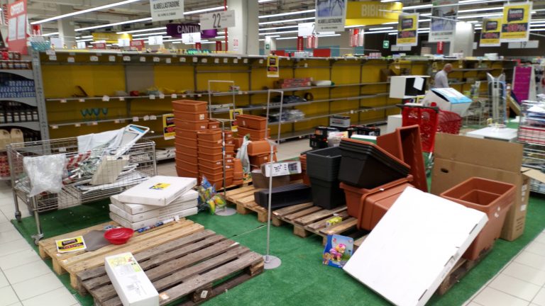 FOTO/ Ipercoop, è scontro sugli esuberi. In sede continua la svendita