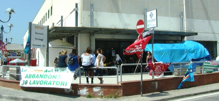 VIDEO/ Il coraggio dei lavoratori: “Ipercoop era una grande famiglia, non molleremo”