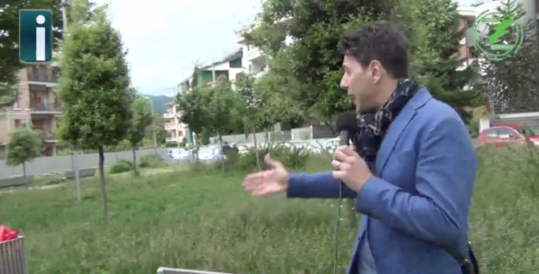 VIDEO/ Ci vuole Costanza – Netturbino di Irpiniambiente svuota i bidoni e getta l’immondizia a terra