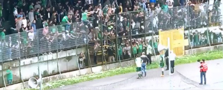 VIDEO/ L’Avellino affonda, esplode la rabbia dei tifosi: squadra a rapporto sotto la curva