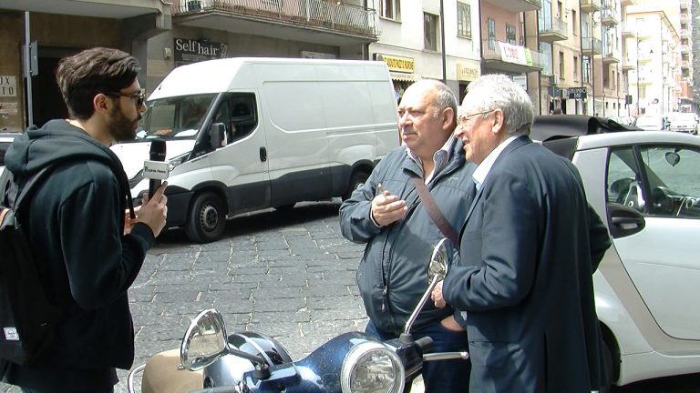 VIDEO/ Blocco auto, città divisa a metà: “disagio” per gli anziani, “aria più pulita” per i giovani