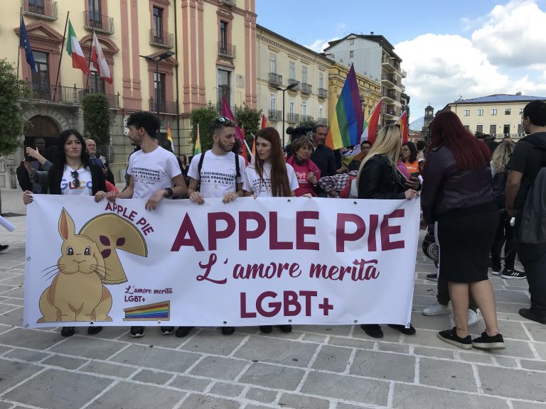 Abellinum Pride, in Irpinia la sfilata arcobaleno con Eva Grimaldi e Imma Battaglia