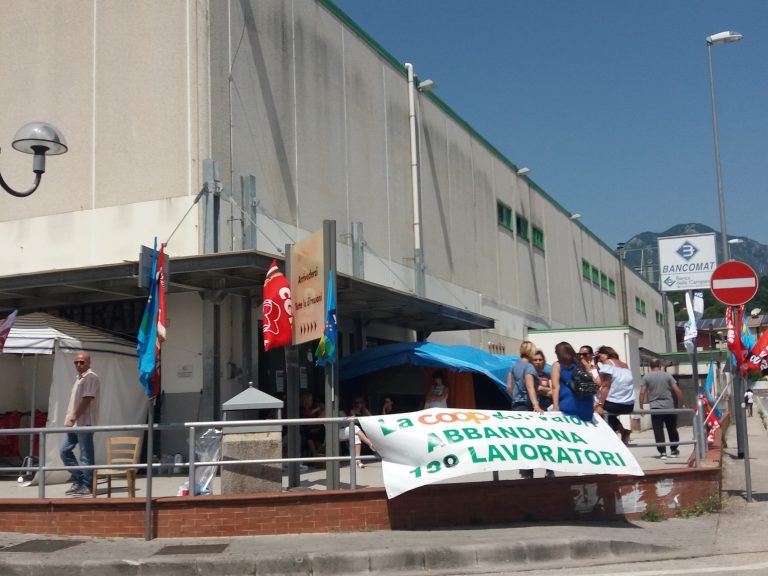 Ipercoop, i lavoratori smontano la tenda. Ancora divisioni sull’accordo