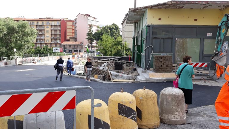 Il ponte della Ferriera viene liberato, l’ironia degli avellinesi: “E’ nata la bambina”