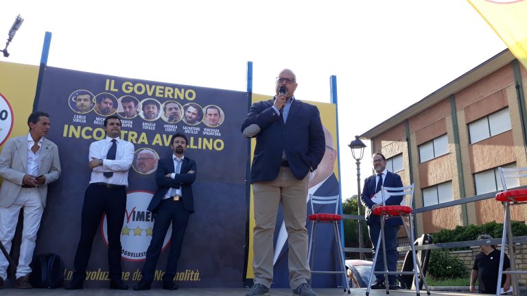 VIDEO/ Da Borgo Ferrovia il grido dei 5 Stelle. Ciampi: “Liberiamo Avellino”. Sibilia: “Treno che non passa più”