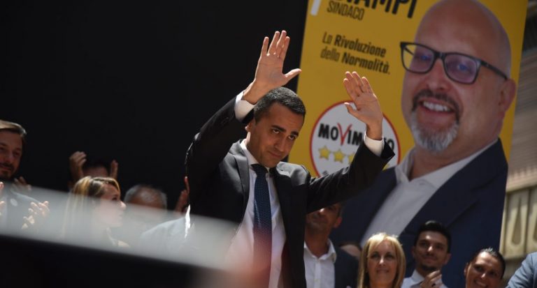 VIDEO/ In 3.500 salutano Di Maio: “Ipercoop e IIA, rendiamo umane queste vertenze. Reddito di cittadinanza? E’ una promessa”