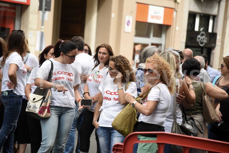 Ipercoop, lancio di uova contro i lavoratori in presidio: “Vergognoso”