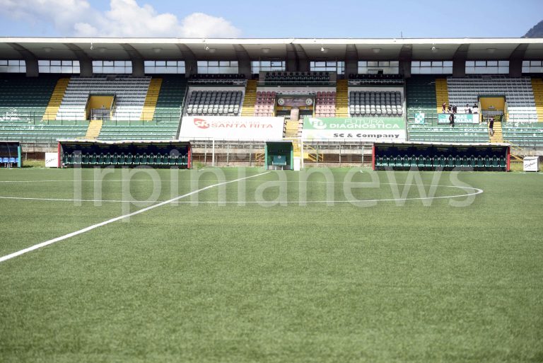 Avellino, multa da 5mila euro per petardi e cori contro il Bari