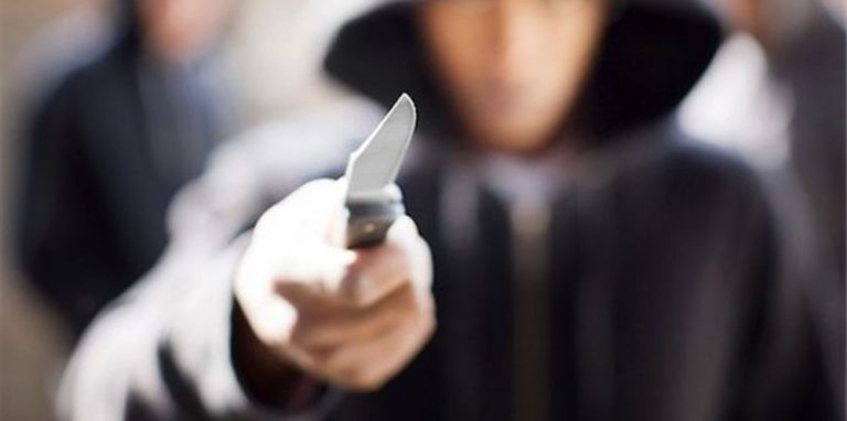 Armato di coltello, obbliga una donna a farsi dare le buste della spesa