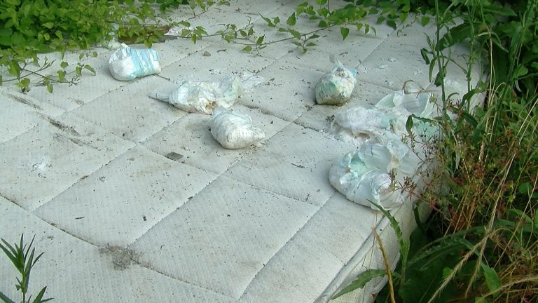 VIDEO/ Discarica a cielo aperto tra pannolini e damigiane. Scempio a pochi passi dal fiume Sabato