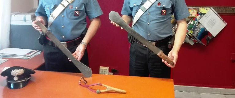 Picchia la sua ex compagna: arrestato un 37enne. Nascondeva in macchina due machete