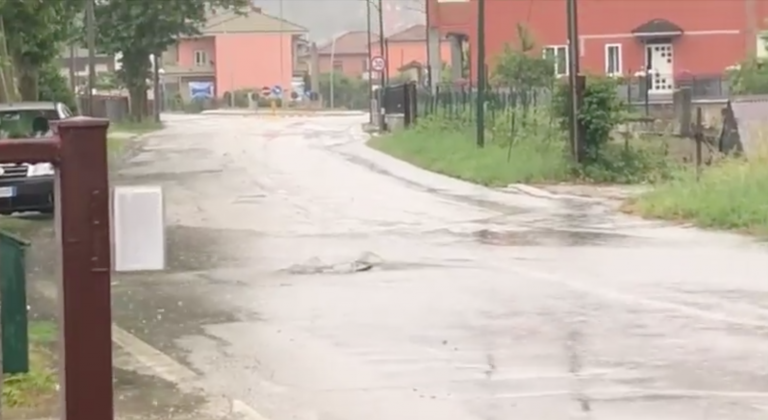 VIDEO/ La pioggia flagella l’Irpinia: strade completamente allagate a Volturara