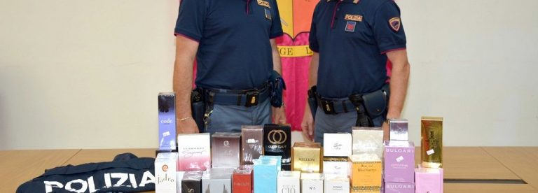 Vendevano profumi contraffatti: fermati e denunciati