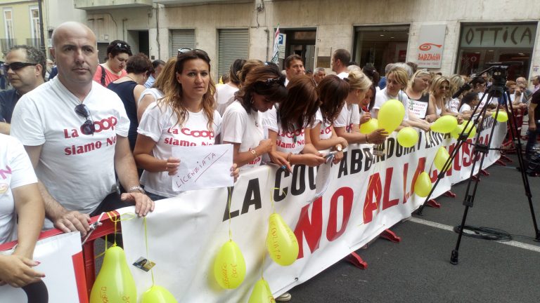 Ipercoop, ore decisive. La rabbia dei lavoratori: “Inutili cinque mesi di sciopero”