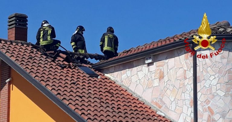In fiamme tetto e mansarda di una villetta: arrivano i Vigili del Fuoco