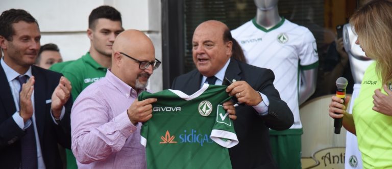 VIDEO/ Avellino, presentate le nuove divise: l’intervista al sindaco Ciampi