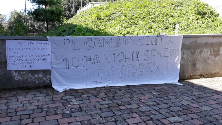 Acs, scadono i contratti con le coop: protesta in Comune dei lavoratori