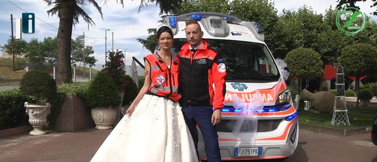 VIDEO/ Ci vuole Costanza – Matrimonio in ambulanza: gli sposi arrivano in chiesa a sirene spiegate