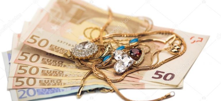 Ruba oro e denaro al genitore: deferito un 20enne