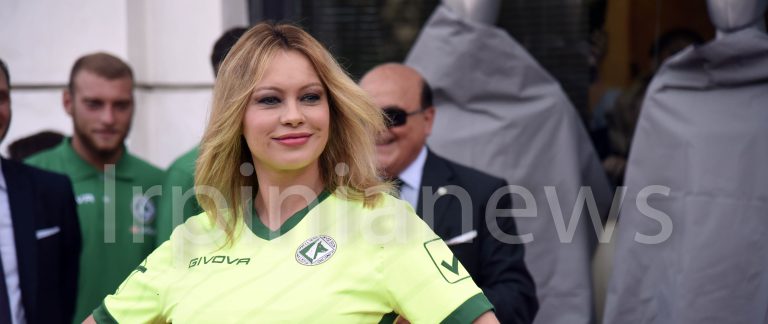 Anna Falchi ad Avellino per le nuove maglie: la fotogallery