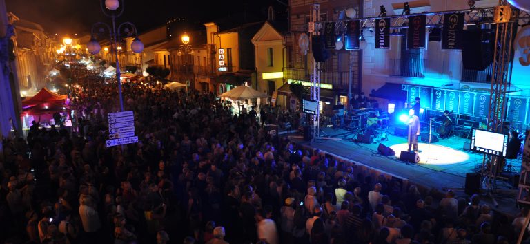 VIDEO/ I 10 anni di “Puozzi passà p’a Pratala”: ad inaugurare il Festival di musica popolare saranno i Foja