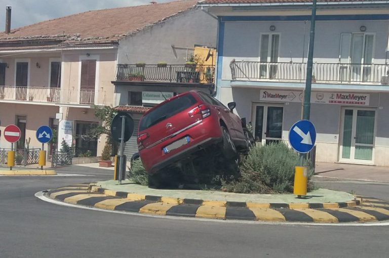 FOTO/ Perde il controllo dell’auto e finisce dritto su una rotonda