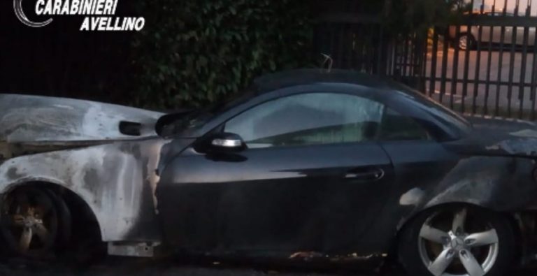 Paura nella notte, in fiamme l’auto del sindaco di Cassano: indagini in corso