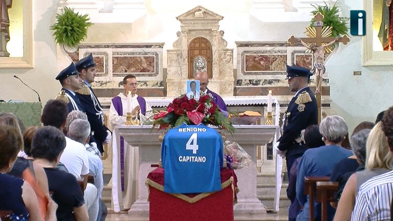 VIDEO/ Quadrelle si ferma per Benigno. Lacrime e dolore nella parrocchia dell’Annunziata