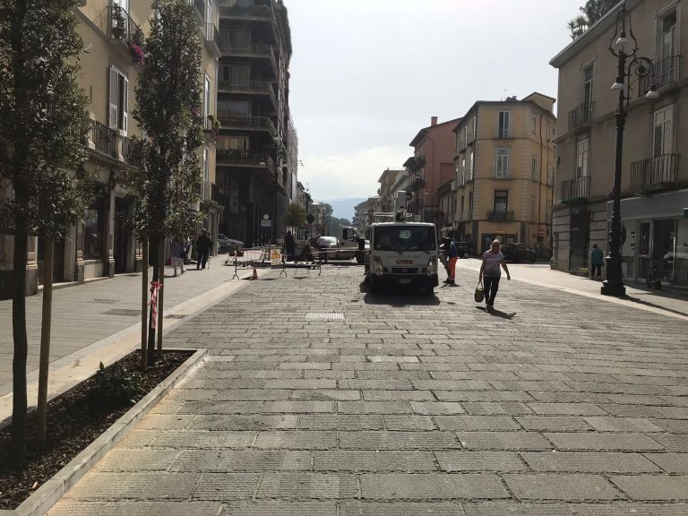 Avellino, paura in pieno centro: madre aggredita davanti al figlio