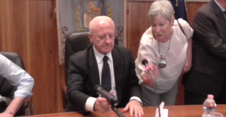 VIDEO/ Furia De Luca a Grottaminarda: “Faremo le barricate contro chi si oppone alla Stazione Hirpinia”