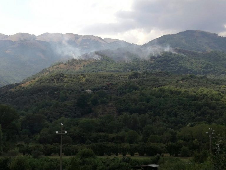 Vasto incendio a Caposele, elicottero in arrivo da Fisciano