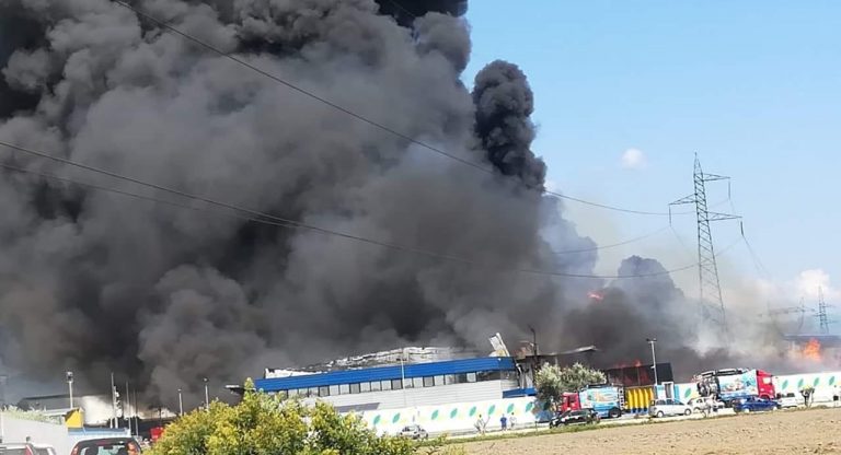 VIDEO/ Deposito ecoballe in fiamme, la nube arriva anche in Irpinia