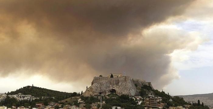 Grecia avvolta dalla fiamme: più di cinquanta vittime, tra cui un membro della Croce Rossa