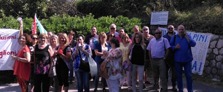 FOTO/ Villa dei Pini, è sciopero. Lavoratori in presidio: “No ai licenziamenti”