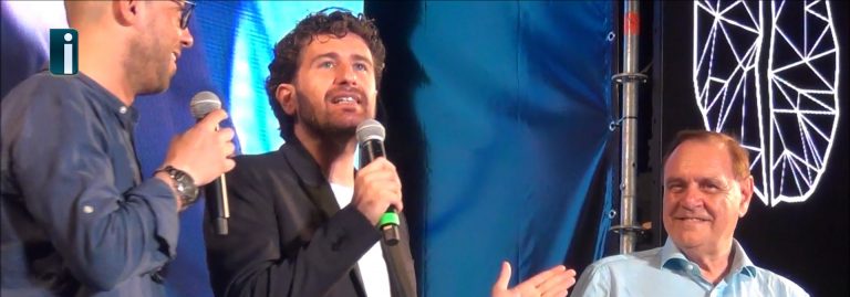 VIDEO/ Alessandro Siani senza freni: “Salvini, Di Maio, Mastella e…. i defunti”
