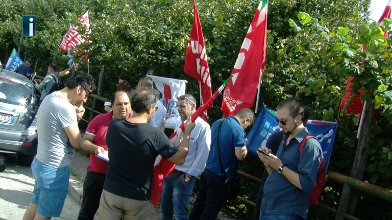 VIDEO/ Bellizzi, sit-in dei sindacati: “L’80% del personale ha più di 200 giorni di ferie arretrati”