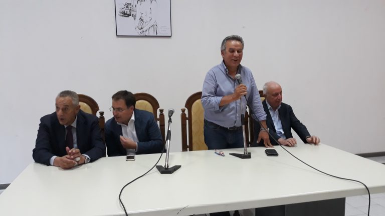 VIDEO/ Gli anti-Di Guglielmo chiamano Martina: “Il segretario intervenga sul Pd irpino”