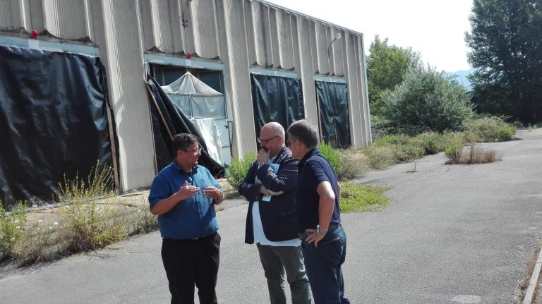 Il sindaco visita l’Isochimica: “La bonifica è un evento importante”